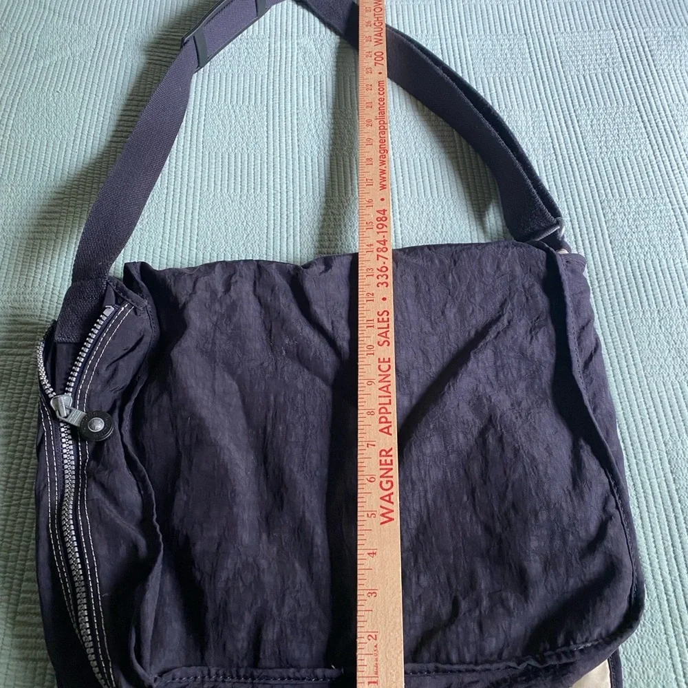 Vintage Kipling Messenger Crossbody Bag expandable with sturdy large zippers